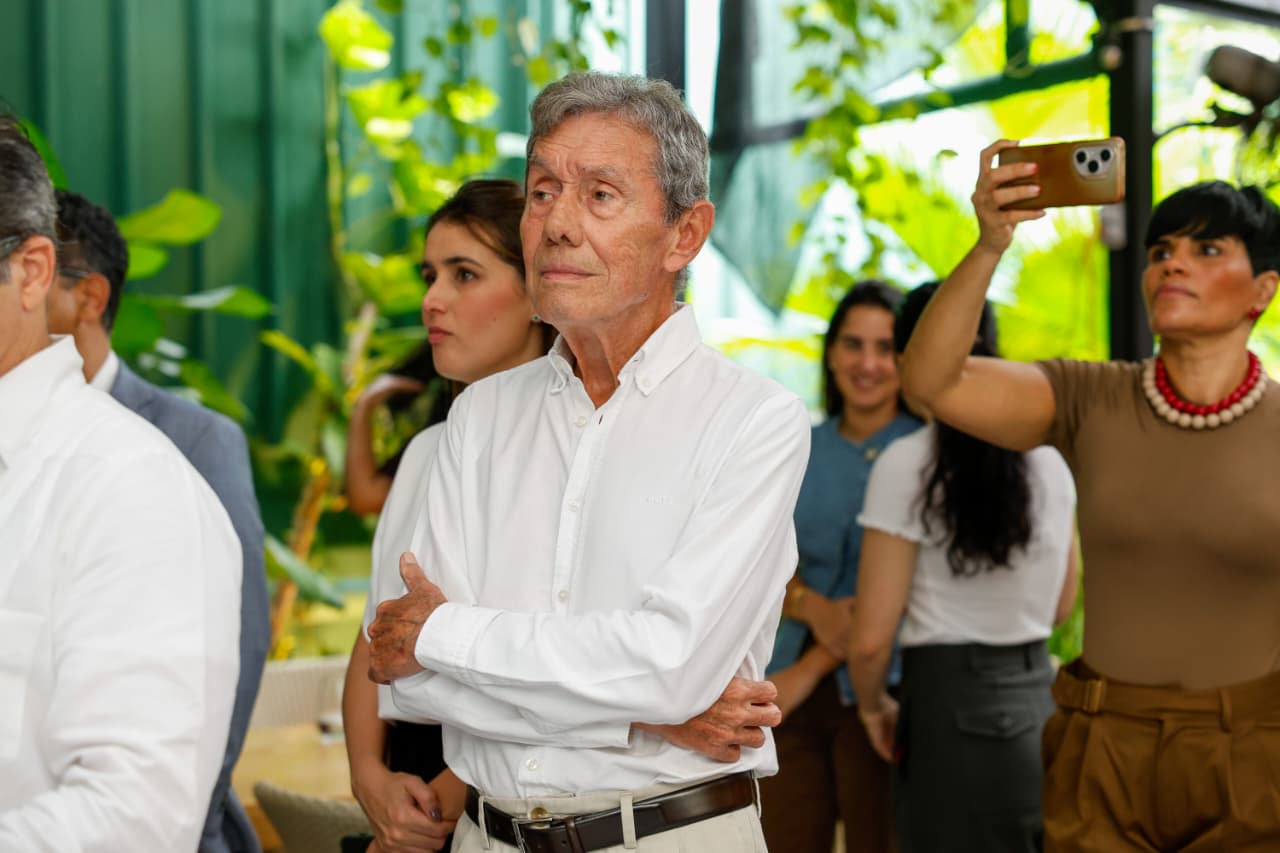 Asistentes y directivos en la presentación de GENVET